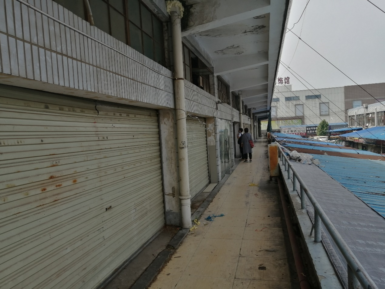 关于位于武汉市东西湖区额头湾农贸大市场粮食交易区3套房产及武汉经济技术开发区2C1地块银城大厦A栋7套房产拟转让的招商公告